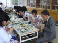 みんなで食事